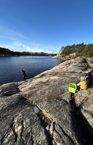 Alle er med på å dra teina opp